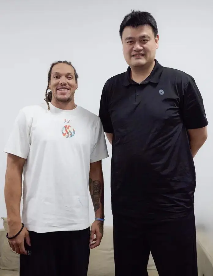 开云-最萌身高差！掘金官方晒戈登姚明合影：在上海的标志性会面