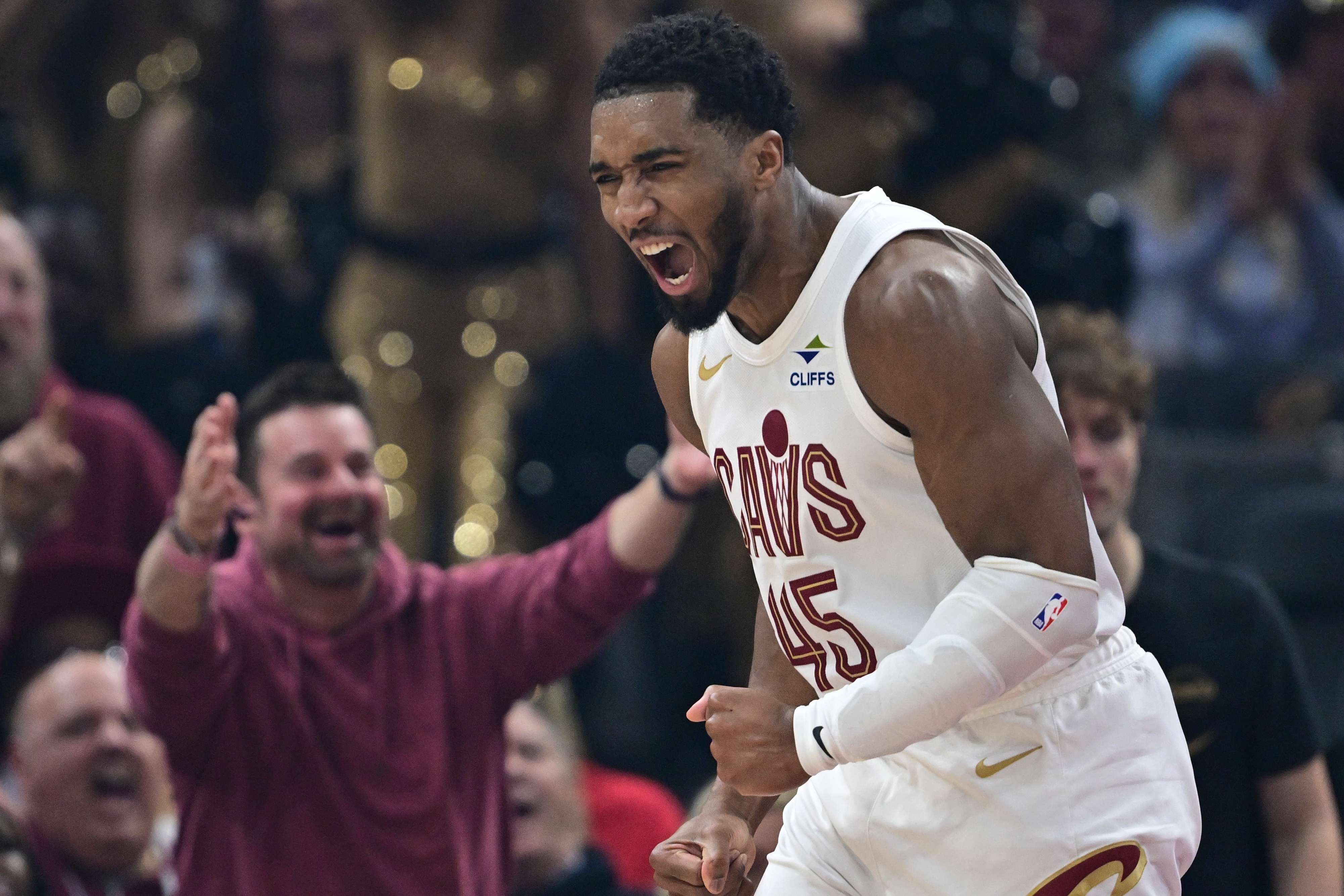 开云体育（官网）app下载-米球王！米切尔25中11砍32分5板8助1抢断 关键时刻5分1助带走胜利